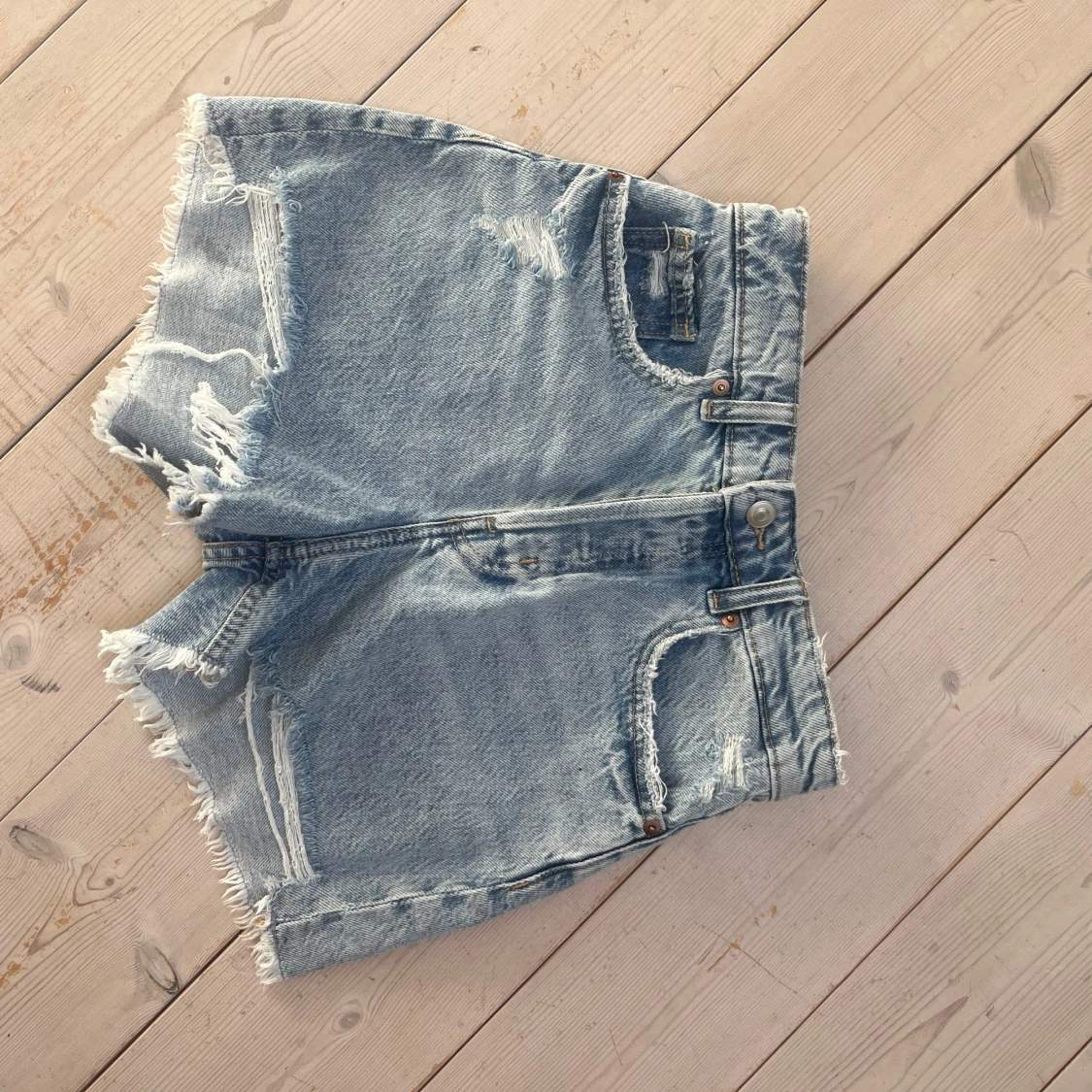 Ljusblå jeansshorts från H&M 