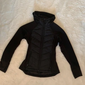 Träningsjacka - Svart träning/vårjacka använd bara 2/3ggr🧸🧋