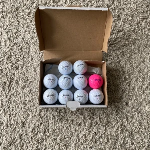 Srixon golfbollar  - Nu säljer vi på Golfzone ett paket mixade Srixon bollar i A-klass. Bollarna är av högsta kvalité och presterar nästan exakt lika bra som en ny golfboll! Nypris på dessa bör ligga på runt 500kr. Vi säljer dem för endast 100kr! Hör av er vid frågor!🏌️🔥👍