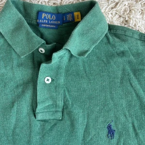 Ralph lauren pike - Snygg grön ralph lauren piké i storlek S. mycket fint skick utan tecken på användning. Skriv vid frågor