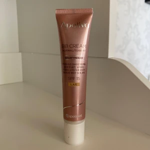 Apotiva BB Cream Ljus SPF 15 - BB Cream för normal/torr hy i nyansen ljus. Ger fukt, jämnar ut hudtonen och har SPF 15. Kommer i en rosa tub med vit kork. Oparfymerad och passar för dig som vill ha en naturlig finish. 