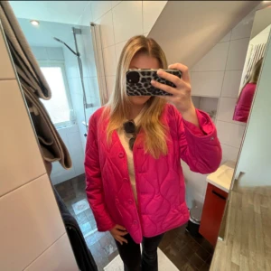 Rosa jacka från COS - Säljer en quiltad rosa jacka från COS i storlek M. Jackan har lång ärm, v-ringning och knäppning framtill. Den är lätt vadderad och har två fickor på sidorna. Superfin färg, passar bra nu på våren🌸🌺