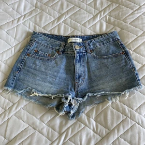 Shorts - Snygga jeansshorts från Pull&Bear💕Midjemått 68cm och storlek 32😊