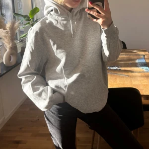 Hoodie - Grå hoodie, använd 1 gång så som ny!