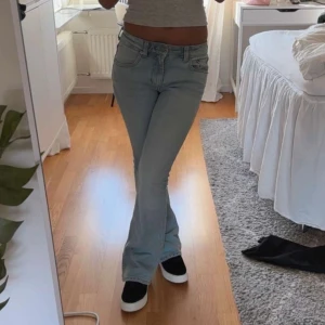 Bootcut jeans -  Säljer dessa lager 157 jeans i modell ”Low boot”. De är i storlek xs men skulle även säga att de passar s. De är i fint skick med lite nedtrampade nertill. Passar perfekt längd på mig som är 167 cm!❤️❤️