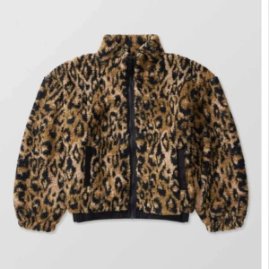 Leopardmönstrad teddyjacka med dragkedja - Ny med prislapp. Fleece/jacka beställd från Urban Outfitters för 99 € (1100 SEK) med leopard mönster. Märke BDG passar storlek S-M. Skriv för fler detaljerade bilder