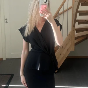 Svart blus med knut-detalj - Säljer en jättesnygg populär svart blus från Zara!