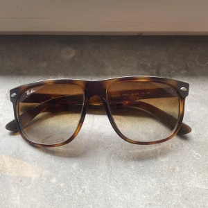 Ray- Bans  - Tjenare! Jag säljer ett par Ray Ban- boyfriends som är i ungefär 8-9/10 i skick  🕶️. Fodral till glasögonen kommer med! 