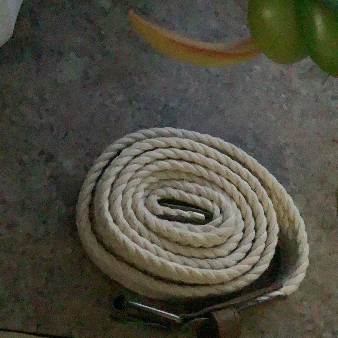 Beige flätat bälte med brunt spänne - 1