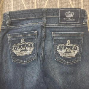 Victoria beckham - Victoria beckham jeans, stor efterfrågan på dessa par. W26 så xs/s. Perfekt för att sy om eller klippa till shorts inför sommaren. Vid snabb affär så kan priset diskuteras. Vintage par 