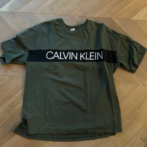 Oversized T-shirt - Lyxig t-shirt i oversize passform. Bra skick. 