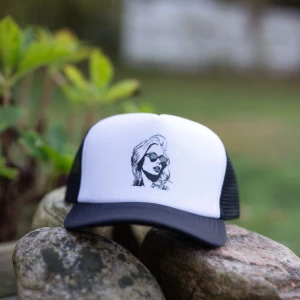 Truckerkeps svart vit  - Stilren truckerkeps med motiv. Har flertalet nya hemma! Perfekt till sommaren