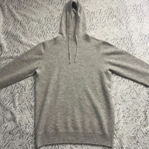 Kashmir/Merino hoodie - Ljusgrå Kashmir/merino hoodie | Storlek M | Toppskick på hoodien|  Hör av dig vid frågor eller fler bilder!🌟