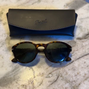 Persol solglasögon - Grymt snygga solglasögon ifrån Persol de är i nyskick och har endast använts 2 gånger.