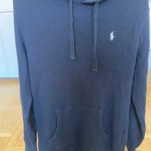  Ralph Lauren hoodie  - Säljer en mörkblå hoodie från Polo Ralph Lauren med klassisk huva i mycket bra skick strl s passar även storlek m