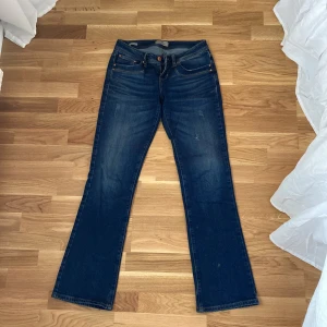 Low waist ltb jeans - Säljer mina mörkblåa lågmidjade ltb valerie jeans. Säljer pga att de inte kommer till användning längre. De är i storlek w27 L32. Jag är 174 och de passar mig i längden. 