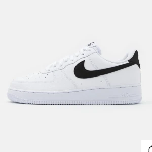 Nike Air Force 1 med svart swoosh - Nike Air Force 1 sneakers i vitt skinn med svart swoosh på sidan. Defekter finns, skriv för bilder. orginalpris 1200kr💕