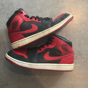 Jordan 1 red/black - Säljer dessa dojor då de inte kommer till användning. Storlek 44