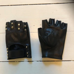 Svarta fingerlösa skinnhandskar - Mindre storlek, fejkläder