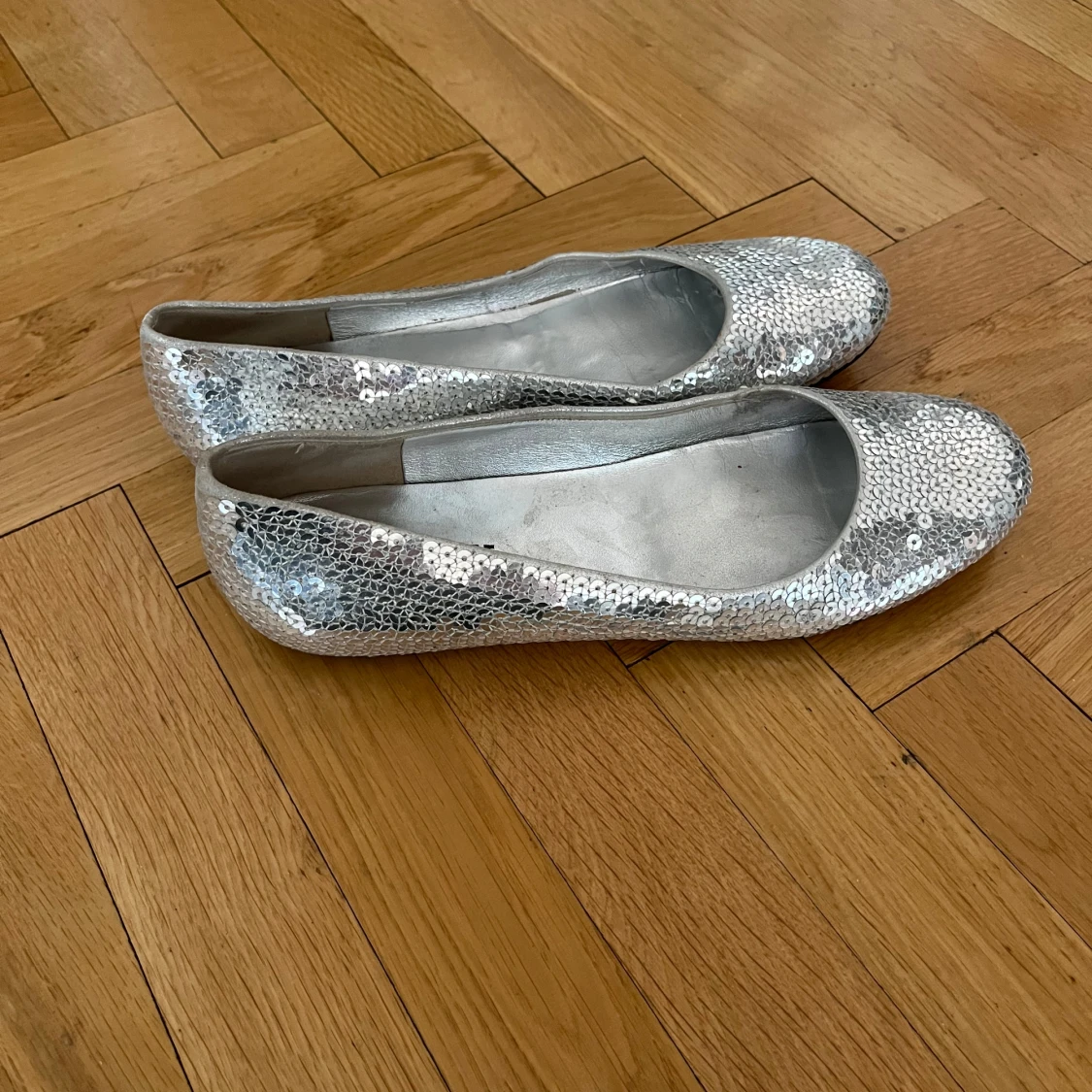 Silvriga ballerinaskor med paljetter från Bally
