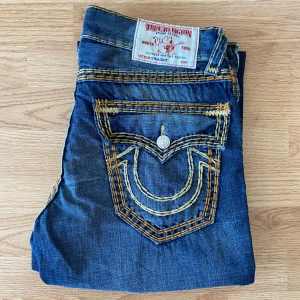 True Religion Jeans Super Qt - !skicka bud för snabb affär! Feta true religion jeans, sällsynta super Qts, storlek 32 i jätte bra skick. Skriv om ni undrar någonting 📲