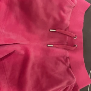 Juicy couture  - Jättefina och mjuka helt nya med prislappen på!!🩷🩷