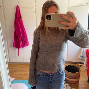 Grå stickad tröja - Mysig grå stickad tröja med rund hals och långa ärmar som går ut lite. Den är köpt på H&M. ❤️❤️💞