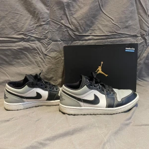 Nike Air Jordan 1 Low  - 🟢Säljer mina jordan low shadow toe.                        🟢Använda men bra skick.                                            🟢Storlek: 44,5 (passar 44).                                        🟢Nypris, cirka 2500-3000kr