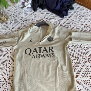Beige PSG fotbollströja från Jordan - Säljer en beige Paris Saint-Germain fotbollströja. Skick 8/10 Nypris ligger runt tusenlappen. Har taggar och liknande till tröjan så de är bara att skriva.