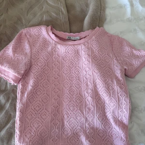 Rosa stickad topp från Zara - Söt ljusrosa stickad topp från Zara med  vågig kant vid hals och armar. Perfekt för vår och sommar! 