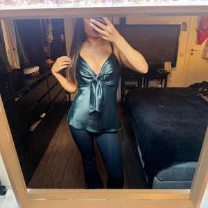 Grönt Satinlinne - Grönt satinlinne från NIKKIE