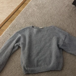Ljusblå stickad tröja från vero moda - Mysig ljusblå stickad tröja med rund halsringning och långa ärmar. Perfekt för kyligare dagar och enkel att matcha med olika outfits. Tröjan har en avslappnad passform och ribbade muddar vid ärmslut och nederkant. Är i str L men jag dom har S kan ha den!