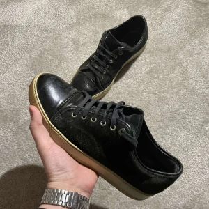 Lanvin Skor  - Säljer nu dessa otroligt feta Lanvins  | Skick 8.5/10, inga defekter endast smutsiga | Storleken är 8 passar 42-43| Nypris runt 5000 kr |  Bara att skriva vid frågor