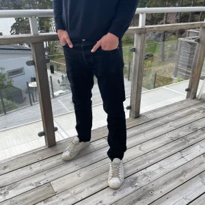 A.P.C jeans - A.P.C jeans i storleken 33. Skick 7/10, nästan oanvända förutom ett litet hål vid ett av hälarna. Annars felfria. Pris kan diskuteras, skriv gärna vid intresse