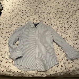 Ralph Lauren skjorta  - Tja säljer denna sjukt feta Ralph Lauren skjorta som passar runt 158-160 och skicket är 9/10 den är perfekt för sommaren. Den har inga defekter ny pris ligger runt 1500. Hör gärna av er vid funderingar 