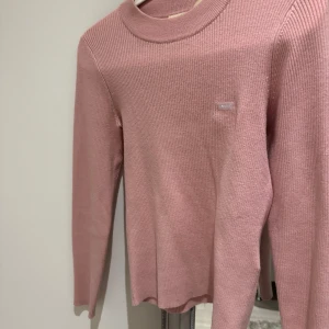 Rosa ribbad tröja från Levis - Säljer en rosa ribbad tröja från Levis med rund halsringning i storlek XS för endast 100kr🩷