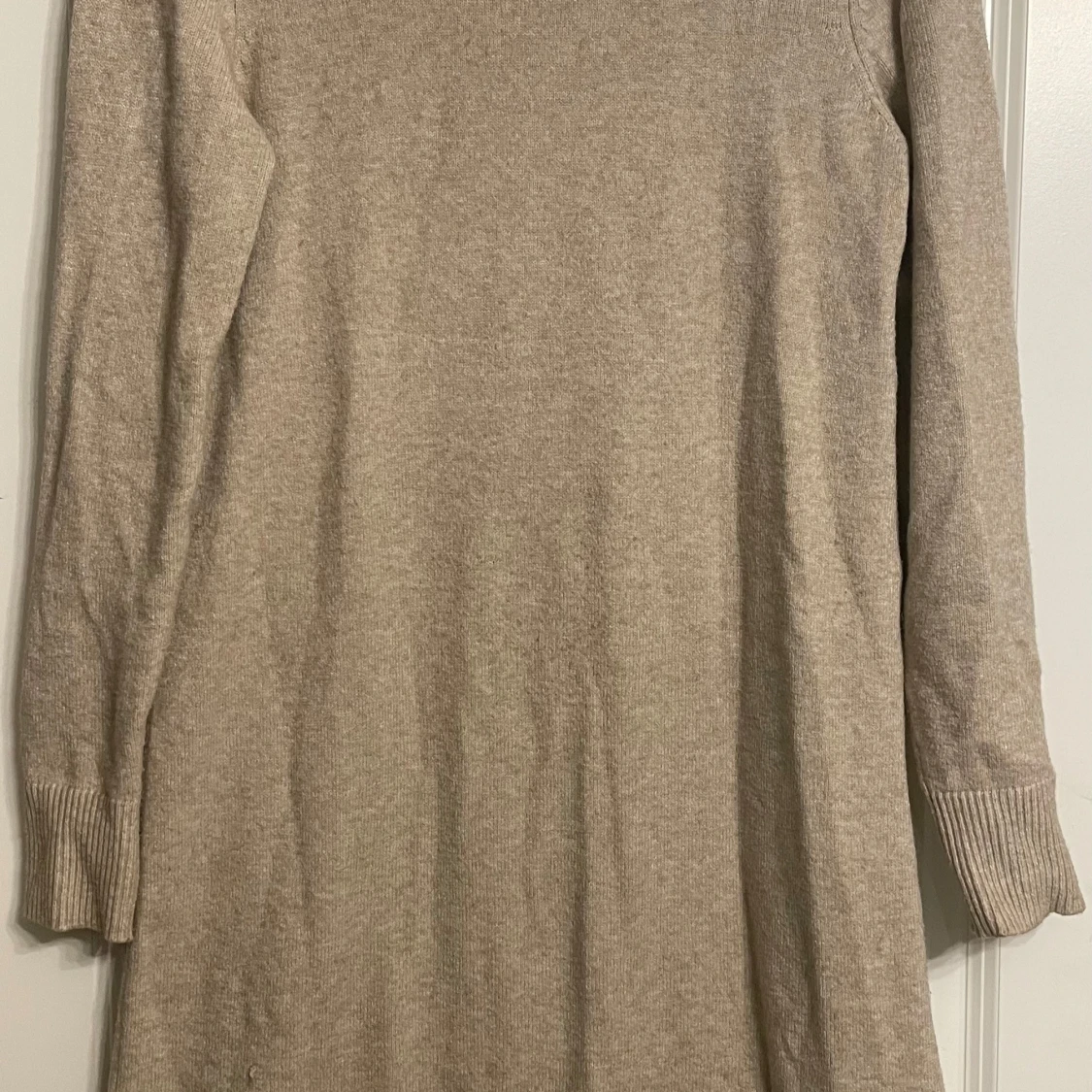 Beige stickad klänning