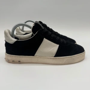 VALENTINO FLYCREW SNEAKERS - Valentino flycrews - Skick: 8,5/10, alla nitar är kvar - Tillbehör: Enbart skorna  - Storlek 36 sitter som 37 - Nypris ca 8000 - Går ej att få tag på nya - deluxecloset
