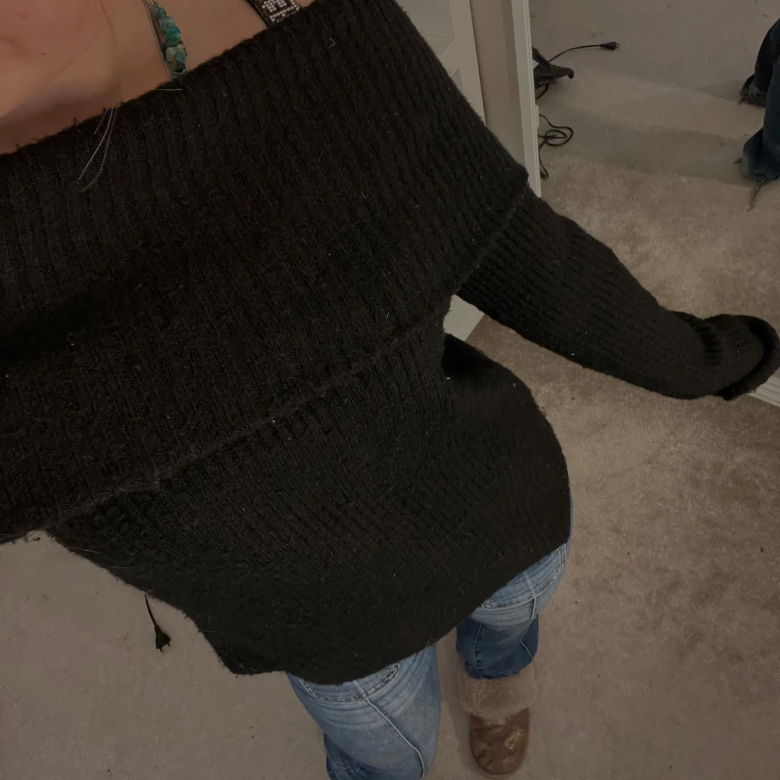 Svart offshoulder stickad tröja