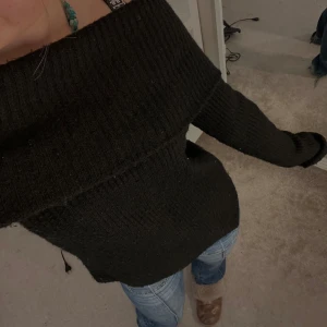 Svart offshoulder stickad tröja - Säljer en svart stickad offshoulder-tröja från H&M. Inga tecken på användning förutom att den är lite nopprig men det syns på bilden💗 passar mig som XS vanligtvis och den är ribbad