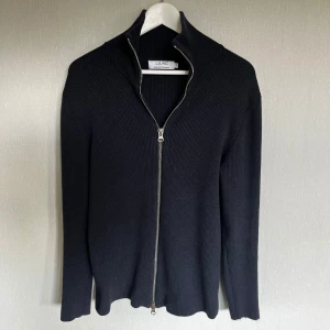 Fullzip - Fet fullzip i storlek S, skick 9/10 inga defekter, väldigt skönt material.