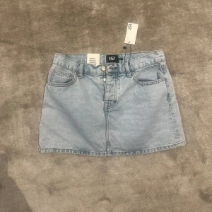 Ljusblå jeanskjol från 157 - Säljer denna helt nya ljus blåa jeans kjol från lager 157! Aldrig använd därav pris lappen kvar på! Kjolen är ganska kort! 💖 
