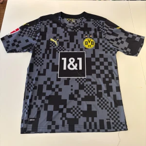 Borussia Dortmund Bellingham fotbollströja - Säljer en Borussia Dortmund fotbollströja med Bellingham 22 på ryggen. 