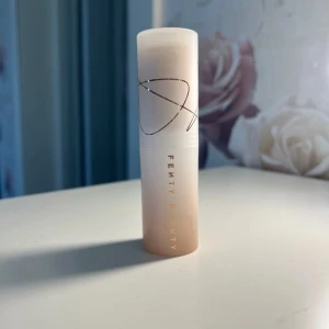 Fenty beauty  - Fenty Beauty, Skinstick i nyansen (7). Stickformad concealer med krämig formula, perfekt för att täcka ojämnheter och highlighta. Smidig att applicera och enkel att ta med i väskan.