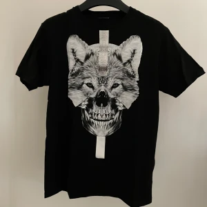 Marcelo burlon T-shirt - Sjukt fet Marcelo Burlon Tisha i nyskick, tags sitter kvar och den är aldrig använt. 100% äkta, fråga för mer info. Stl S men sitter mer som M. Nypris är runt 3200kr men går ej att köpa längre, sen långt tillbaka. Byten kan vara intressant. Och priset är självklart förhandlingsbart ! 😶‍🌫️