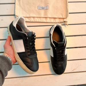 Valentino flycrew - Svarta Valentino flycrew, stl 42-43, sulan är 27,7 cm. 3 extra nitar är påsatta, se sista bilden på en av nitarna. Annars saknas bara 2 nitar. Dustbag ingår och skriv vid intresse eller fler bilder🤝