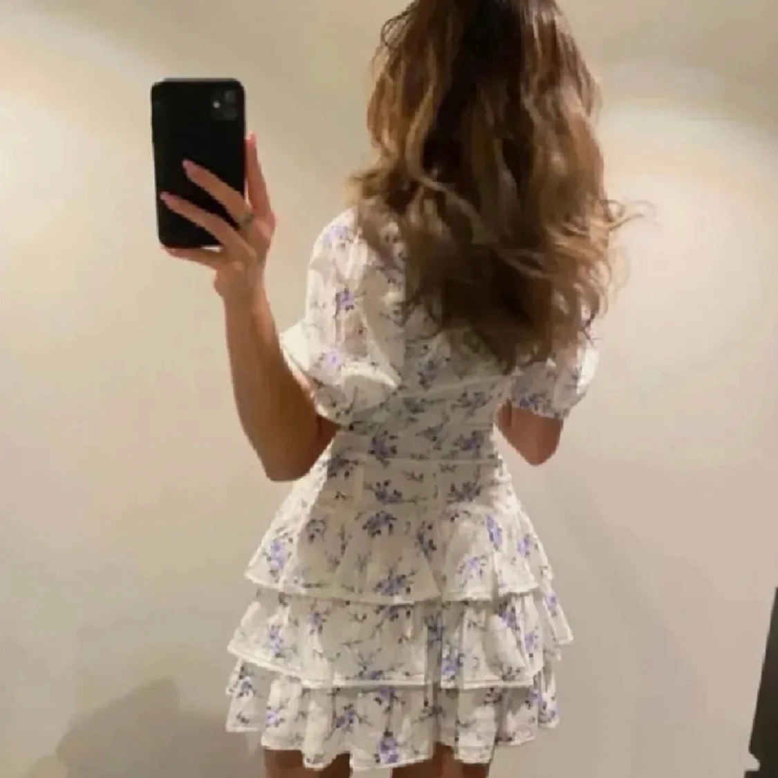 Vit blommig volangklänning med puffärm - 2