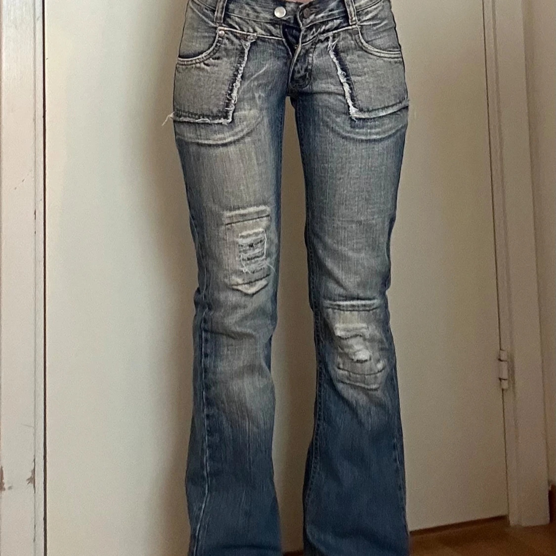 Blå jeans med slitningar - 2