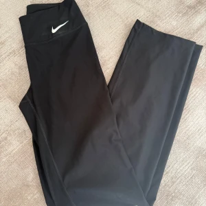 Svarta träningsbyxor från Nike - Svarta träningsbyxor i mycket fint skick.