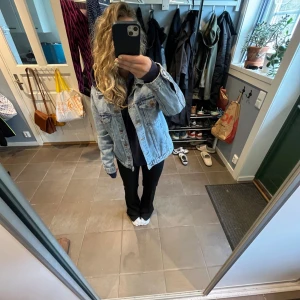 Ljusblå jeansjacka från Monki - Säljes pga att den inte passade riktigt. Säljer en klassisk ljusblå jeansjacka från Monki i storlek M. Jackan har knappar framtill, två bröstfickor med lock och en rak passform.💕